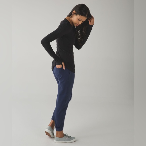 Lululemon &go On The Go Long Sleeve 
in Black. 
Size 4. 
Pristine Condition. - Picture 7 of 7